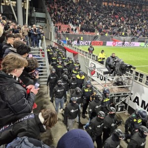 开云官网-安保全副武装上阵！乌德勒支vs亨克因客队看台出现安全状况推迟