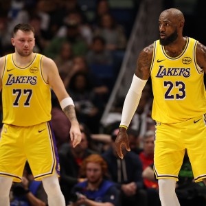 开云app-詹姆斯进入26年末节89分且正负值+56 队内领跑 东契奇52分&amp;+16