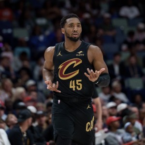 kaiyun-正负值-24最低！多诺万·米切尔24分钟10中4拿10分6助 三分3中0